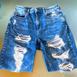 Size 6 short American eagle distressed mom jean with stretch